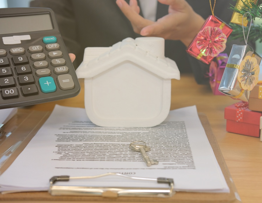 Estimation gratuite de bien immobilier avec un expert en agence, analyse du plan et calcul du prix de vente.